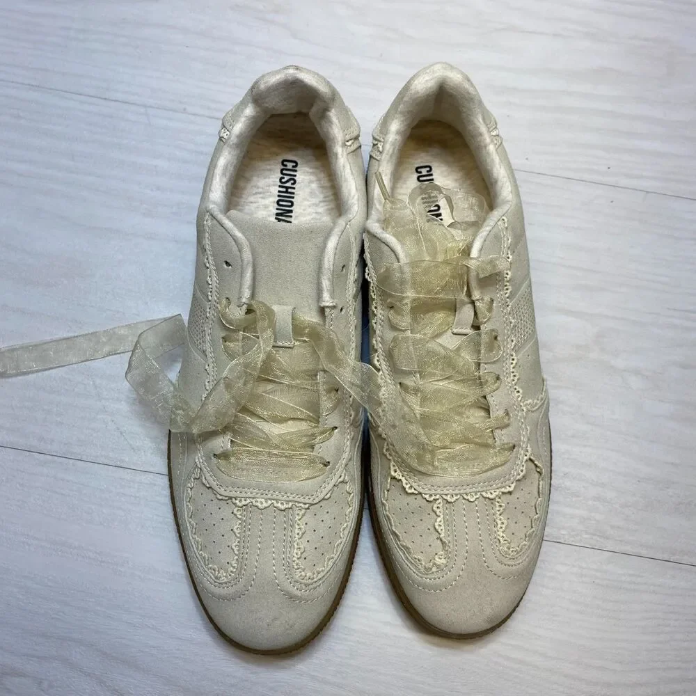 Cushionaire Belinda Sneakers Women's Size 11 White Lace Detail Casual Low Top‎